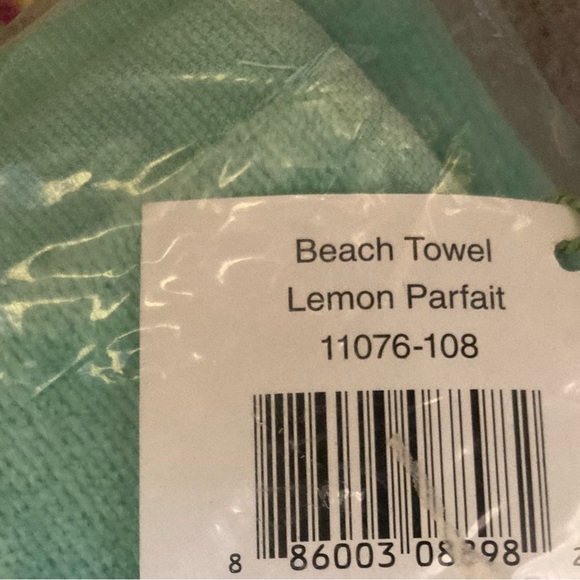 New Vera Bradley beach towel lemon parfait - Picture 2 of 3